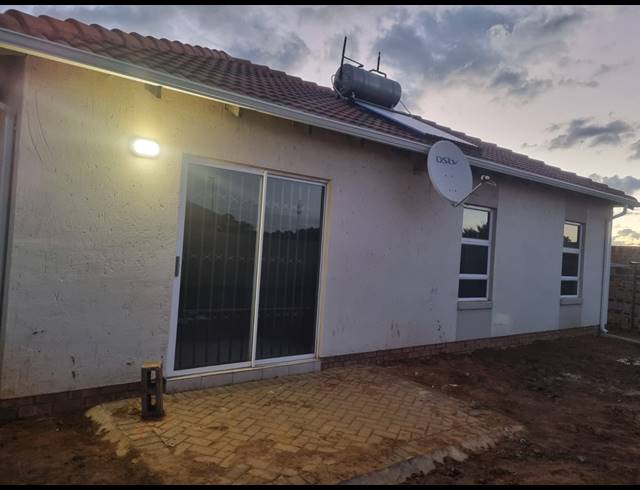 3 bed property to rent in CRYSTAL PARK